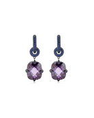 Pendientes Lyss en plata de primera ley 925 con baño de rodio negro. Diseño sofisticado compuesto por un aro engastado con piedras de zafiro azul y una piedra central en corte Radiant Ceilán de color violeta, sujeta por cuatro garras decoradas con pequeños zafiros. Joya elegante y exclusiva con un toque de misterio.