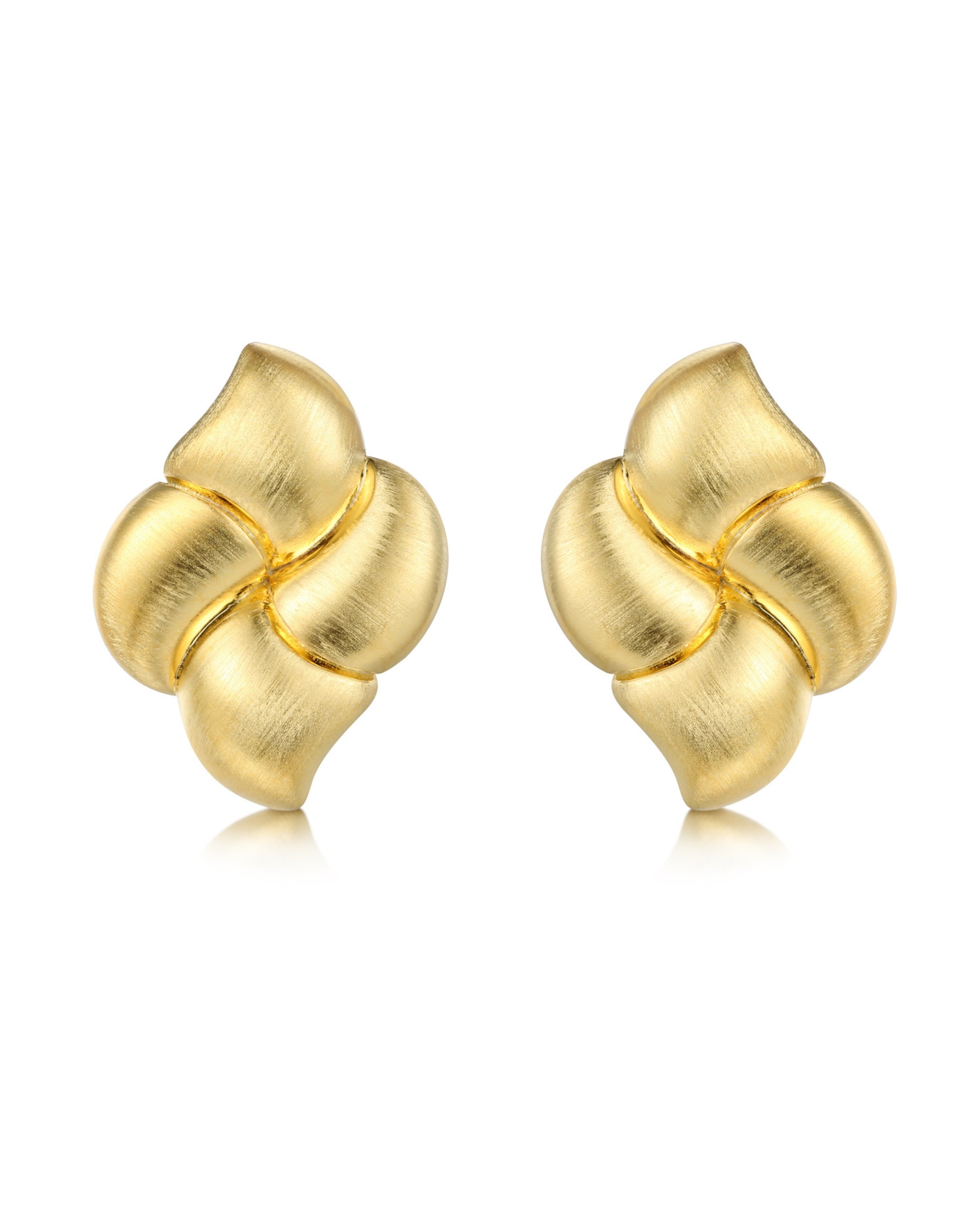 Pendientes Bloom en plata 925 con baño de oro amarillo de 18kts, diseño floral inspirado en las flores de los años 20, con acabado en mate rayado. Pendientes de diseño vintage y elegancia clásica.
