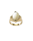 En la imagen se destaca el Anillo Aureo, exquisitamente forjado en plata de ley 925 con acabados en oro amarillo o blanco. La pieza central, un cabochón de perla madre de 14x10 mm, irradia una iridiscencia natural que refleja tonos suaves y variados, perfecta para añadir elegancia y sofisticación a cualquier ocasión especial.