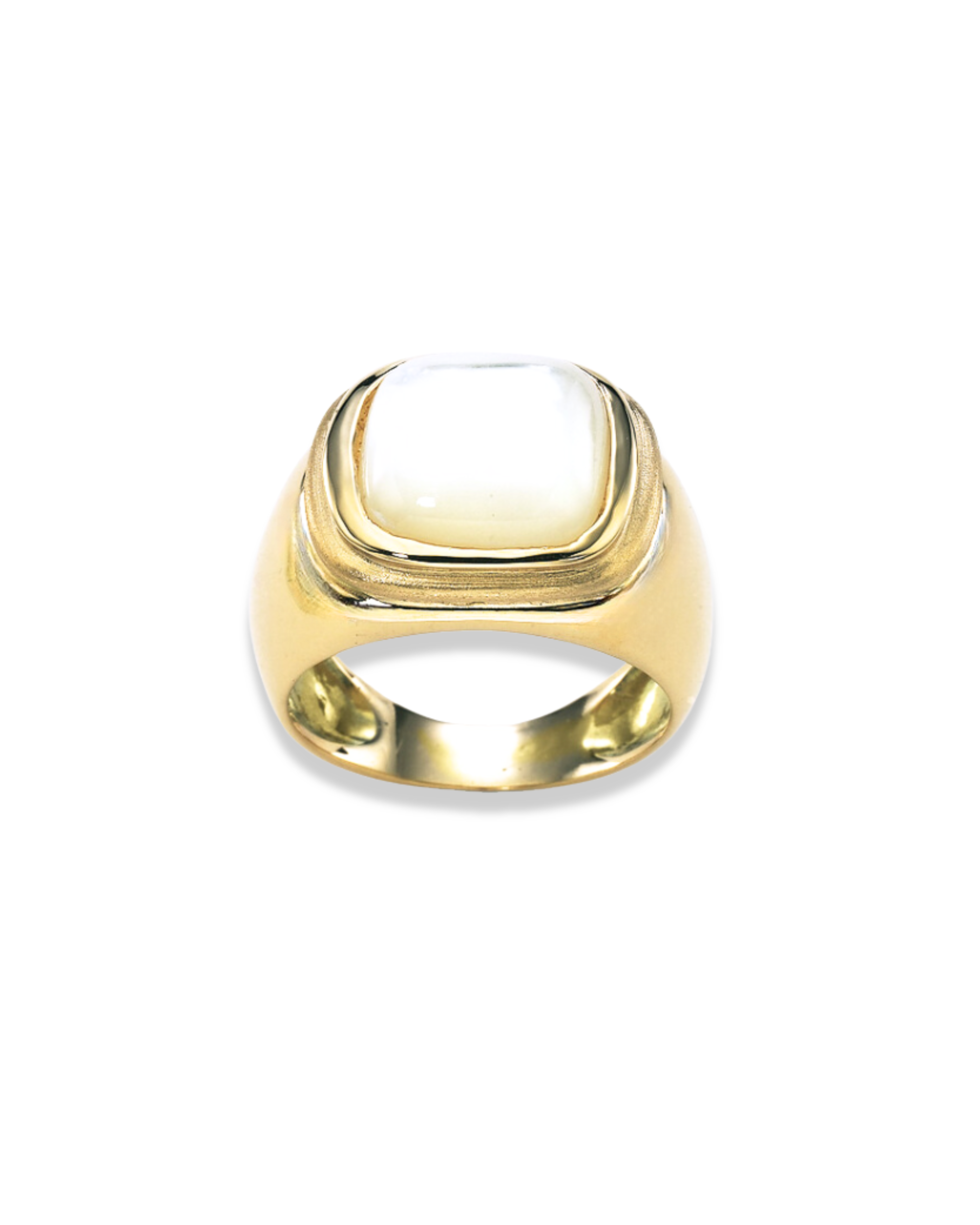 Este texto describe el anillo "Lumina", hecho en plata de primera ley con opciones de acabado en oro amarillo o blanco. Destaca por su piedra central, una perla madre de 12x12 mm, labrada en Cabochón Antico, que exhibe un brillo iridiscente y tonalidades cambiantes. Este acabado resalta la suavidad y el resplandor natural de la perla, haciendo de cada pieza una joya única. Ideal para resaltar la elegancia y la artesanía excepcional en ocasiones especiales.