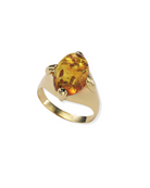 En la imagen se muestra el Anillo Aureo, una joya exquisita en plata de ley 925, disponible con un acabado en oro amarillo o blanco. La pieza central es un cabochón de ámbar natural de 14x10 mm, cuyo color dorado intenso y detalles únicos capturan la esencia de la luz con elegancia. Ideal para añadir un toque de lujo y estilo atemporal a cualquier colección de joyería.