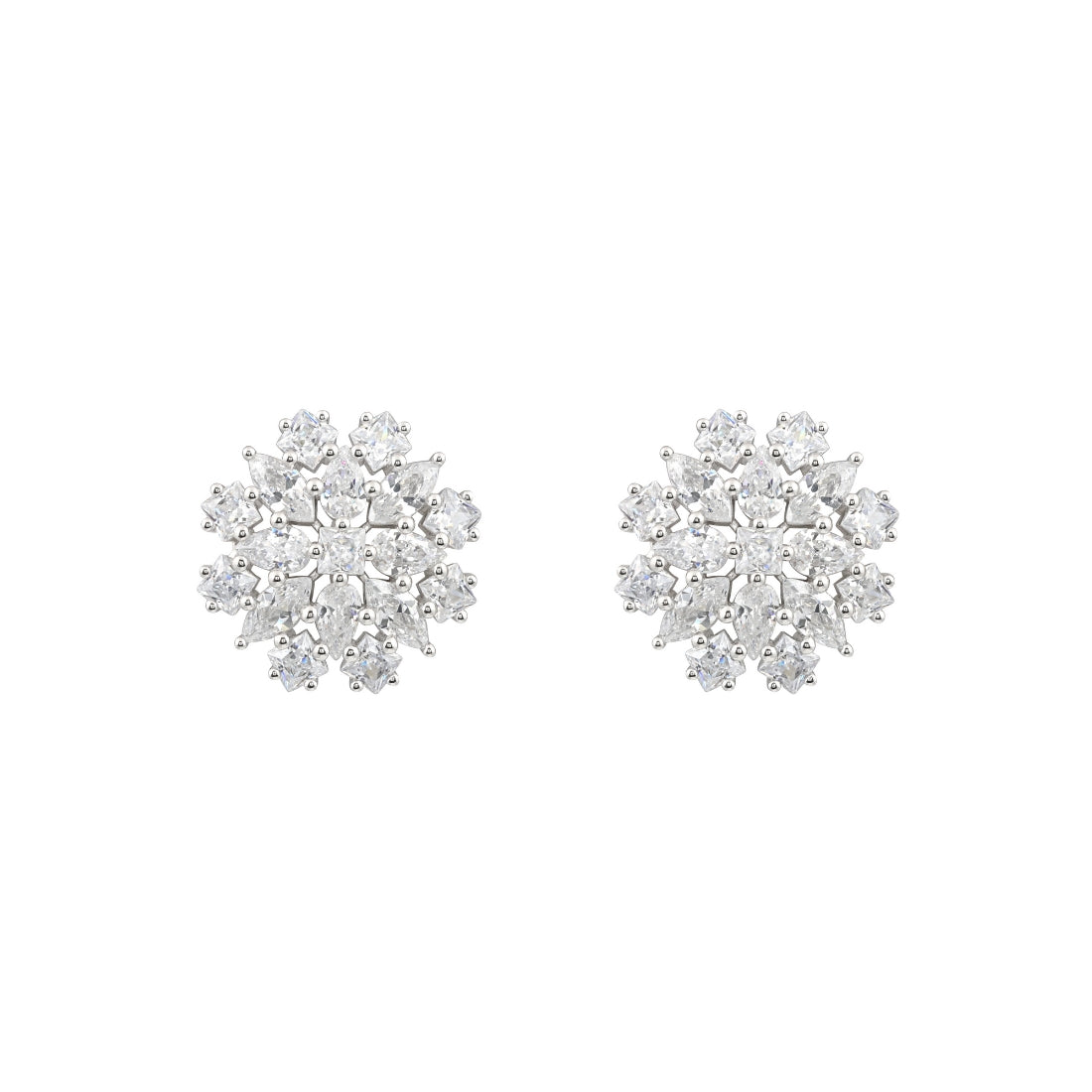 Los Pendientes Albo son un ejemplo de pureza y refinamiento en su forma más simple. En blanco puro, cada círculo representa la elegancia atemporal, ofreciendo una expresión clásica de estilo.  Realizados en plata de primera ley 925 milésimas y acabados con un baño de rodio, la composición de sus piedras, tanto en talla cuadrada como en talla marquesa, talla gota y talla rombo, acaba formando un círculo perfecto. Todas las piedras están engastadas con garras.