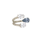 sibela- studio-anillo-talla-pera- con tres piedras azul-blanca- sujetas por cuatro garras 